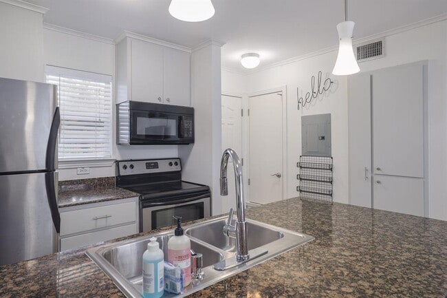 Building Photo - 1422 Collier St