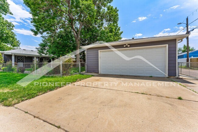 Building Photo - Charming Home with Central AC and Washer/Dryer