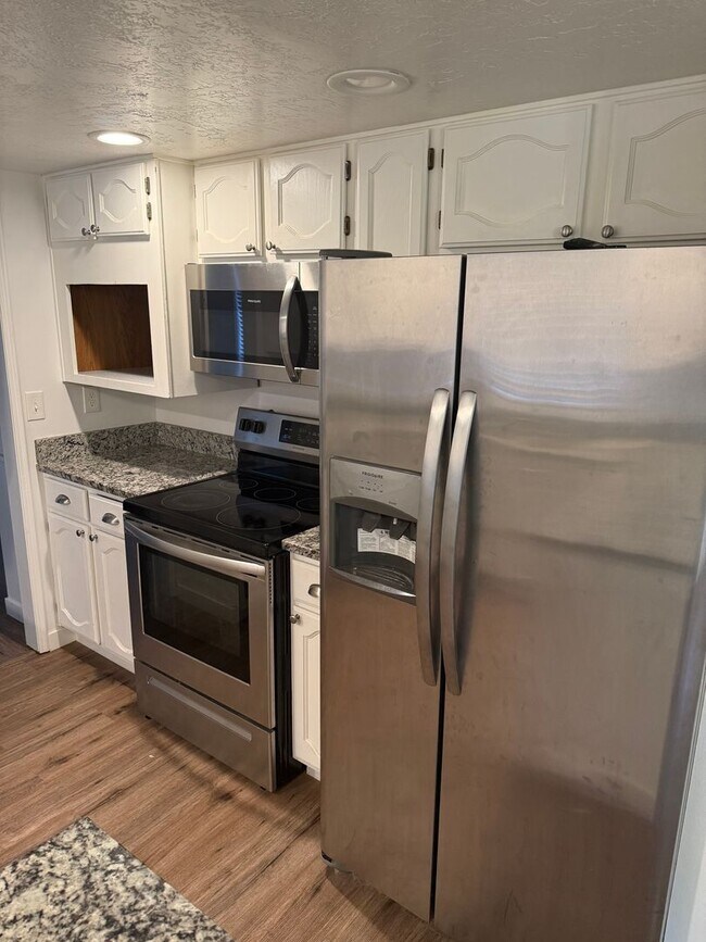 Building Photo - Half off first months rent - Beautiful home with lots of parking and central air