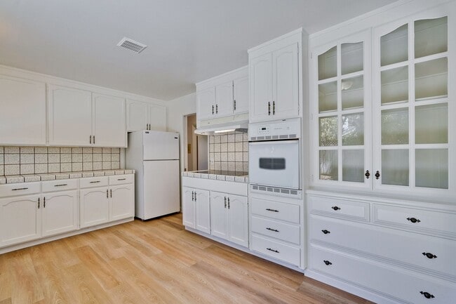 Building Photo - 3 Bedroom Gem near Santana Row.  Convenien...
