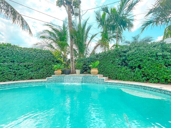 Building Photo - 2932 NE 36th St