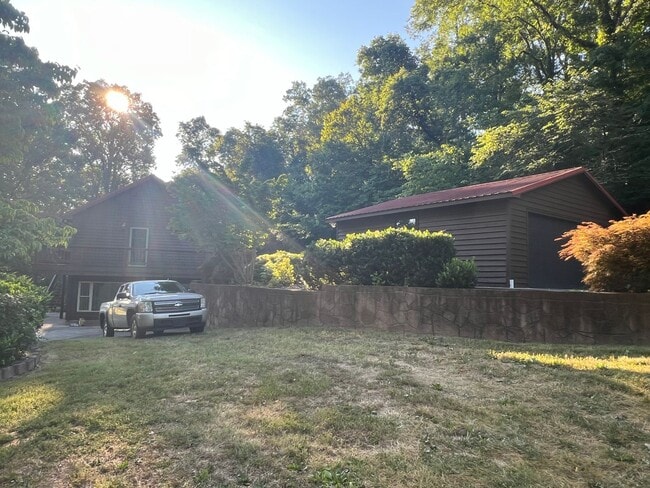 Building Photo - Large 2story in Kodak! Available Now!