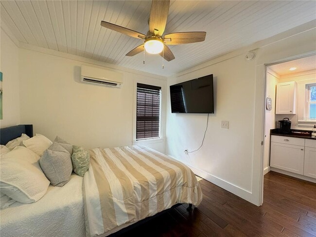 Building Photo - 222 NE 1st Ave