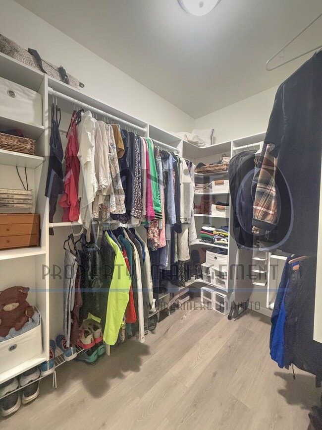 Building Photo - Beautiful Kendall Yards Townhome