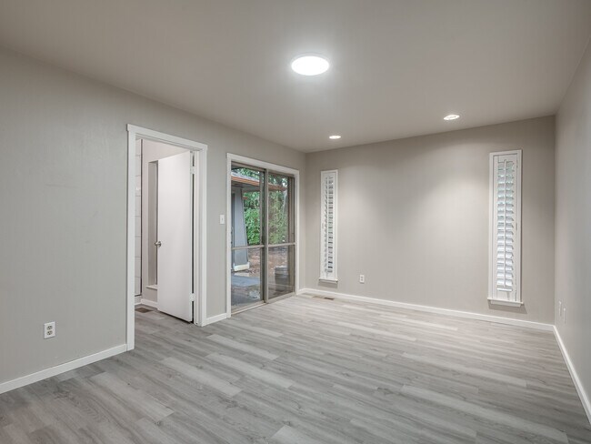 Building Photo - 12136 Thorn Ridge Rd