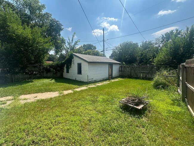 Building Photo - Charming 3 Bedroom Single Family Home Avai...