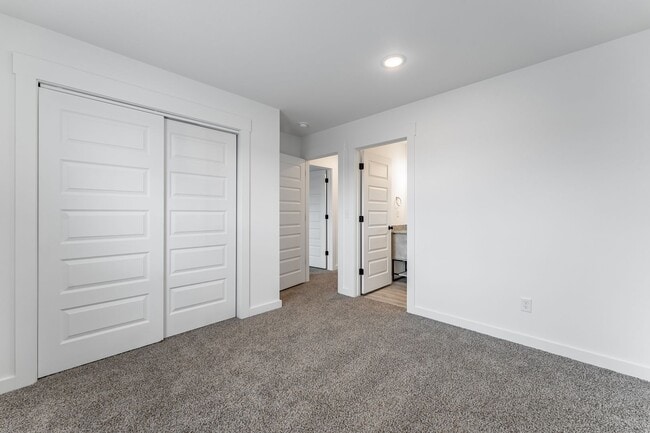 Building Photo - Modern 2-Bed, 2.5-Bath New Build in Bentonville