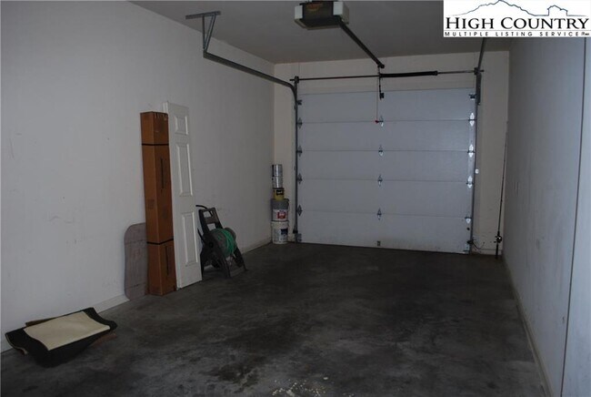 Building Photo - 421 E Landing Dr