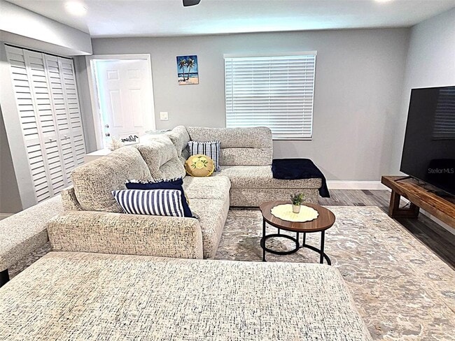 Building Photo - 5105 Tangerine Ave S