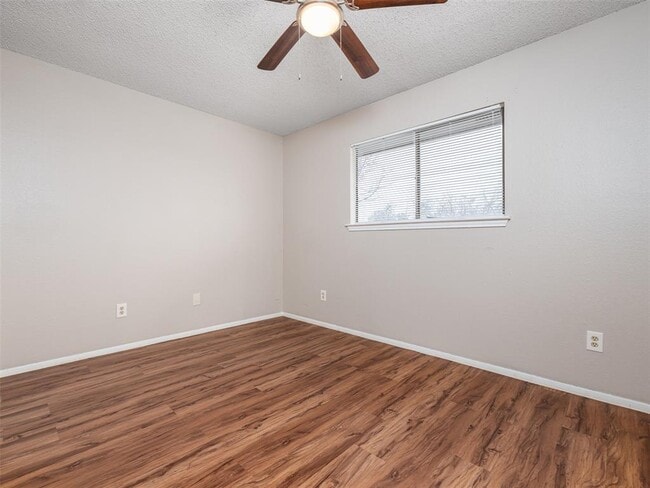 Building Photo - 706 Rollingway Dr