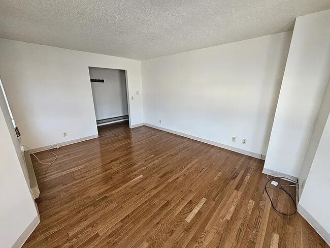 Building Photo - 608 King St