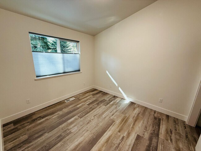 Building Photo - 1084 Dedi Ave