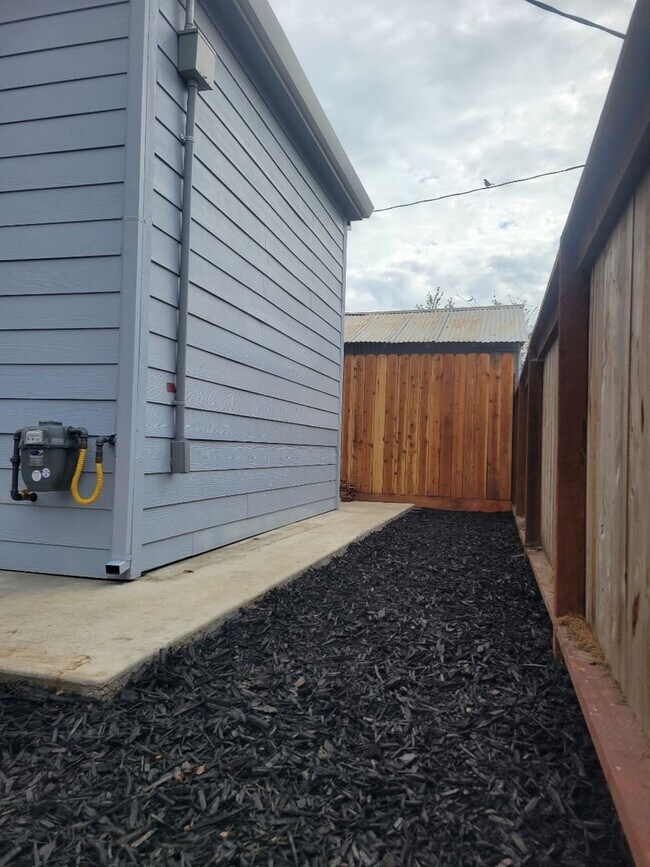 Building Photo - Available soon! 2 bed/2 bath Close to Downtown Lodi