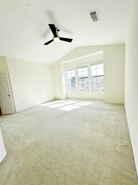 Building Photo - 1206 Emerald Glen