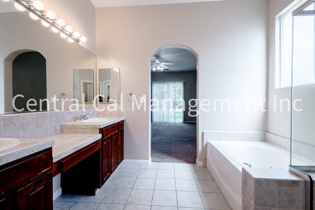 Building Photo - 3 Bedroom/2 Bath Home with Office in the Desired Northwest - $2495 Per Month