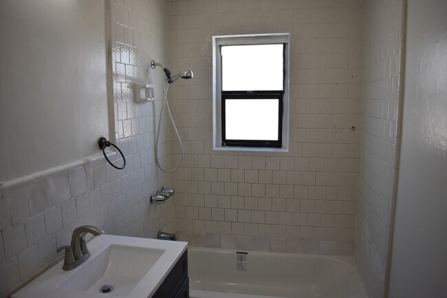 Building Photo - 1720 Bessie Ave