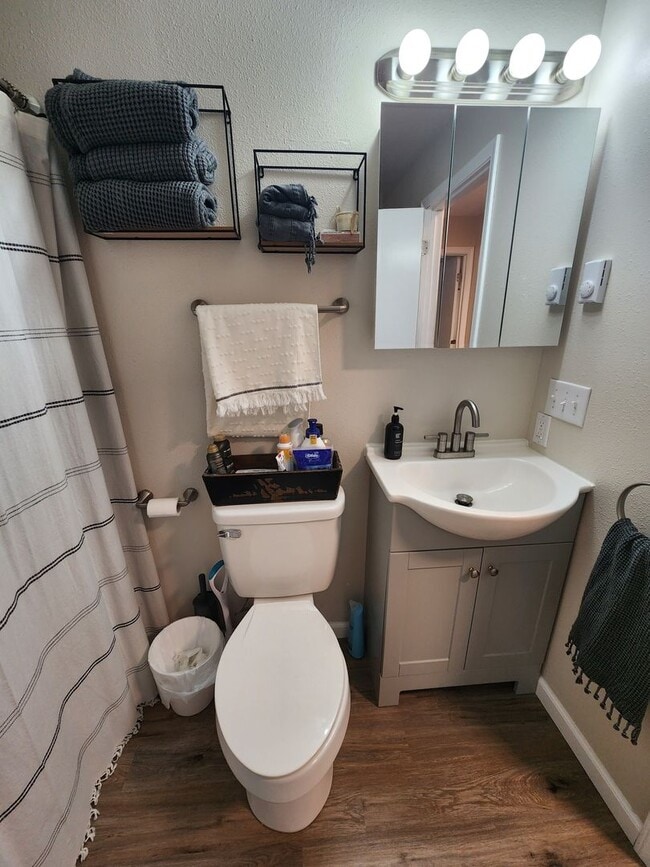 Building Photo - Immaculate 3 bedroom 2 bath split level ho...