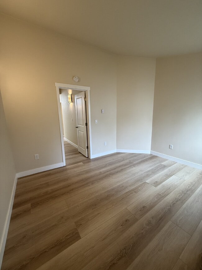 Building Photo - Fully Remodeled Bellevue Condo Available Now!