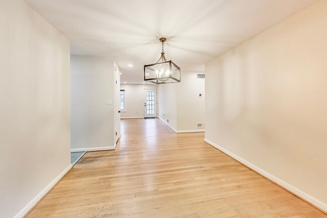 Building Photo - Perfect on Parkway --- Gorgeous, Fully Upd...