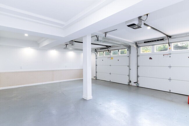 Building Photo - 4 bed/3 bath Walk to Lane Stadium Pet Frie...