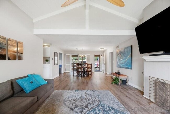 Building Photo - Gorgeous Upper Unit Condo in Fairway Knoll...
