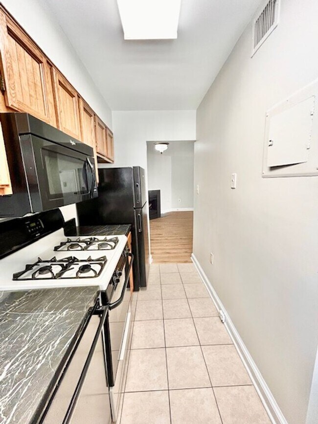 Building Photo - Great location, 1 BR 1 BA in-unit laundry ...