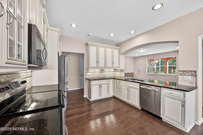 Building Photo - 13725 Devan Lee Dr N