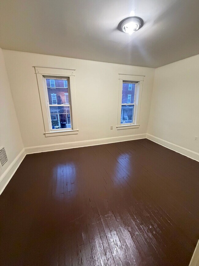 Building Photo - 631 E Madison St