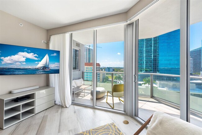 Building Photo - 1300 Brickell Bay Dr