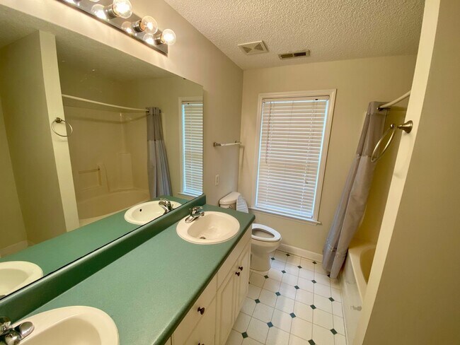 Building Photo - 2425 Laurel Falls Ln