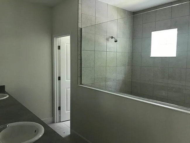 Building Photo - Spacious 3-Bedroom Townhouse in Grandview ...