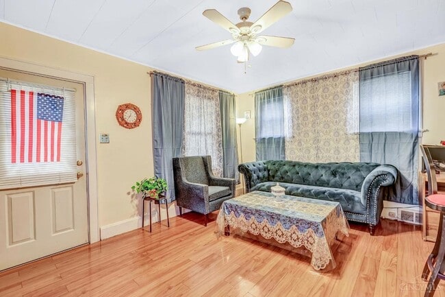 Building Photo - 224 Bank Ave