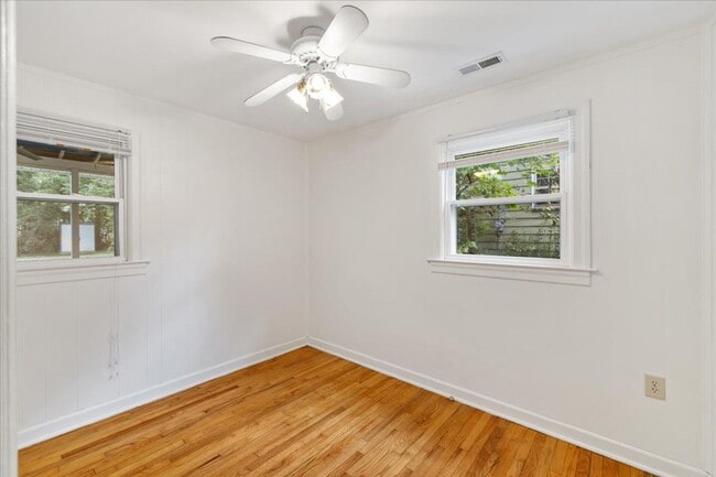 Building Photo - Cozy Home with Porch and Yard