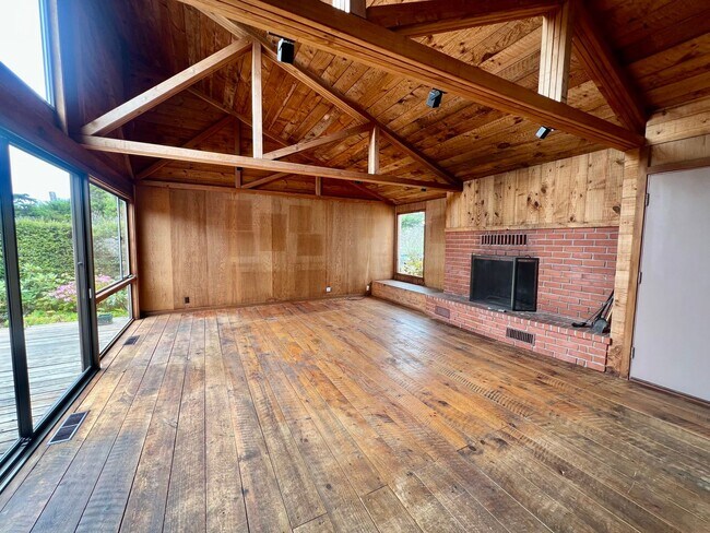 Building Photo - Large 4 bedroom 3 bathroom home in Pacific...