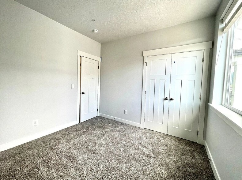 Building Photo - 357 750 N