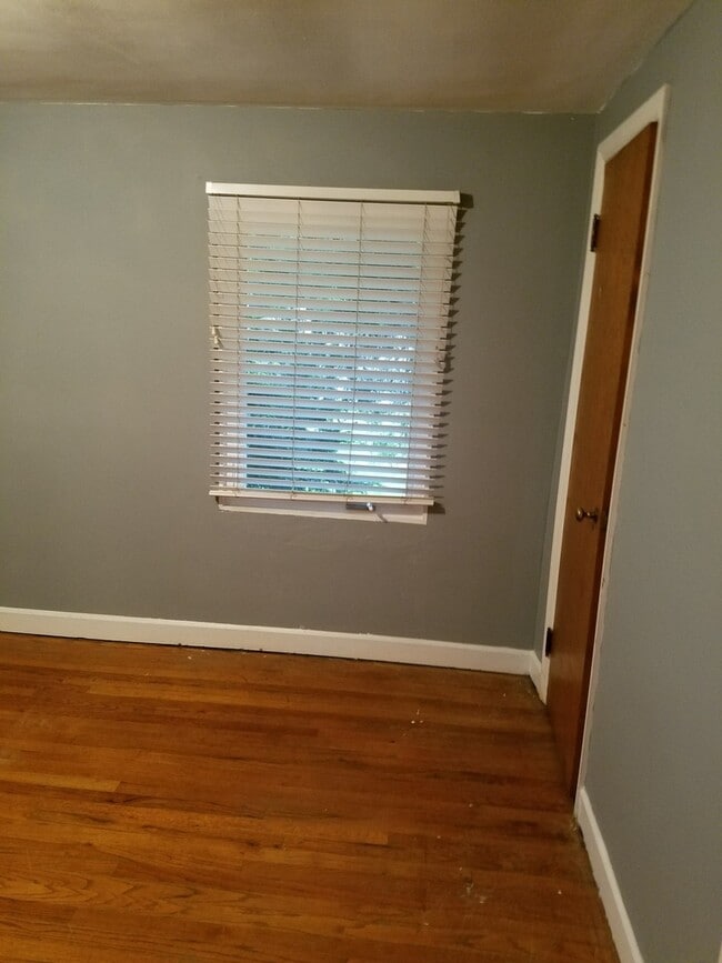 Building Photo - 3 Bedroom with basement!