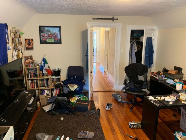 Building Photo - Huge 5 bed In Davis Square
