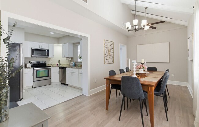 Building Photo - Charming Sarasota Retreat –4-Bedroom/3-Bathroom Modern Pool Home Near Everything!