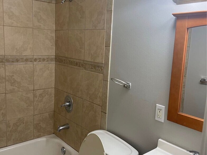 Building Photo - 3500 Kings Dr