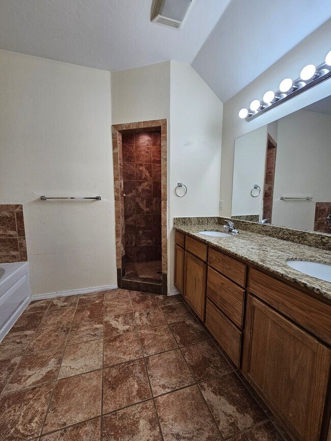 Building Photo - Moore Rental! Available NOW!