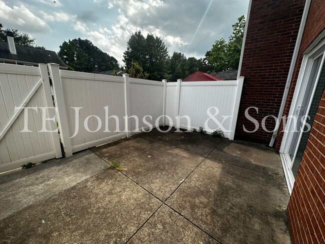 Building Photo - A wonderful townhouse with Community Pool