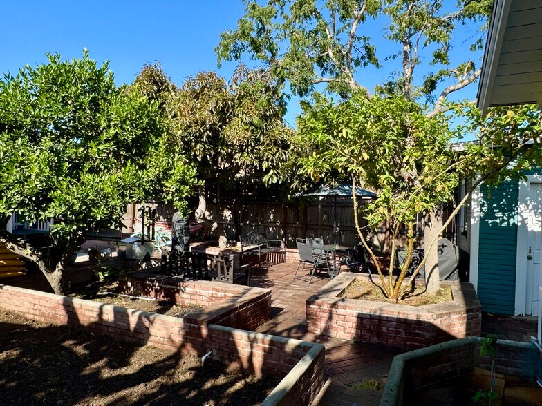 Building Photo - 534 E 19th St