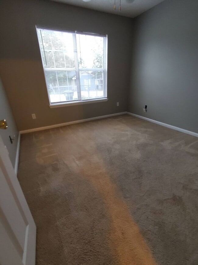 Building Photo - COMING SOON! Nice 3 bedroom in the Heart o...