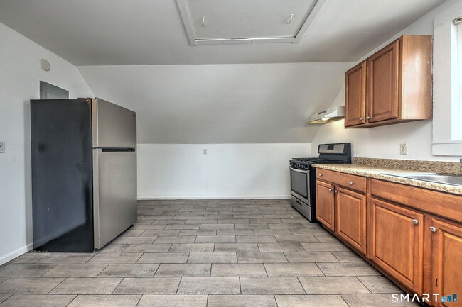 Building Photo - 483 Ferry St