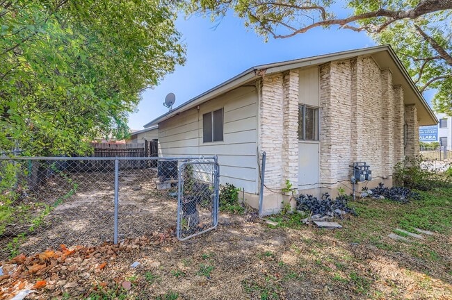 Building Photo - 1740 Rutland Dr