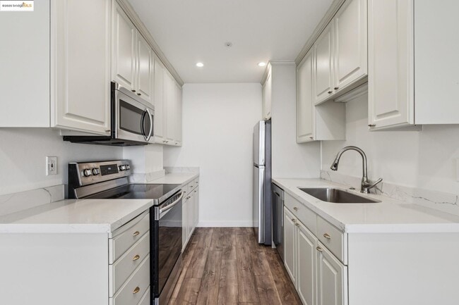 Building Photo - 565 Bellevue Ave