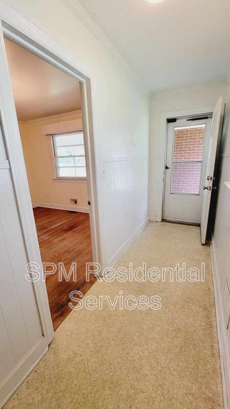 Building Photo - 2512 Castle Hayne Rd