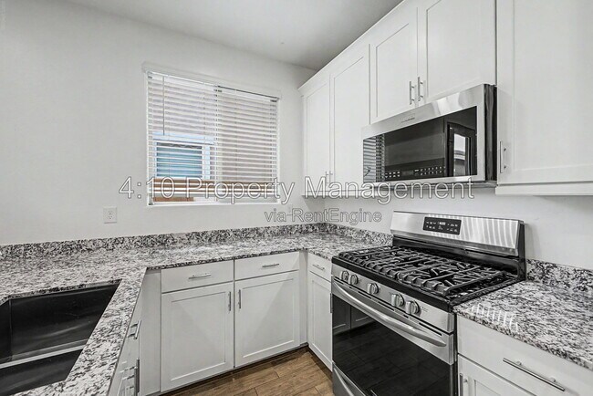 Building Photo - 3241 E Malibu Dr