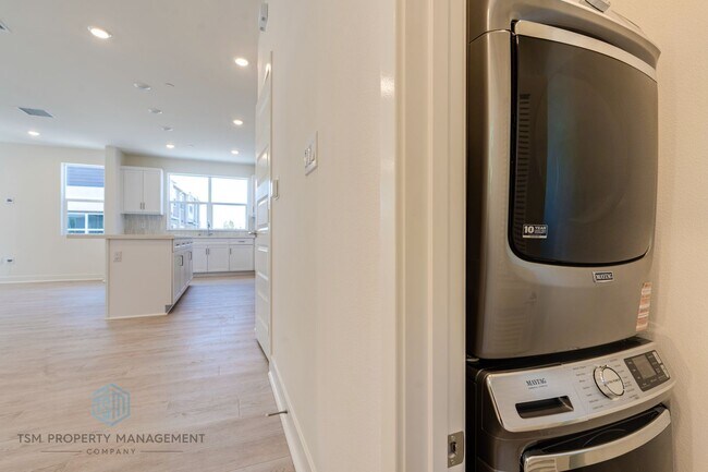 Building Photo - Brand New Built 3 Bed 2.5 Bath Flex Townhouse in Ontario!
