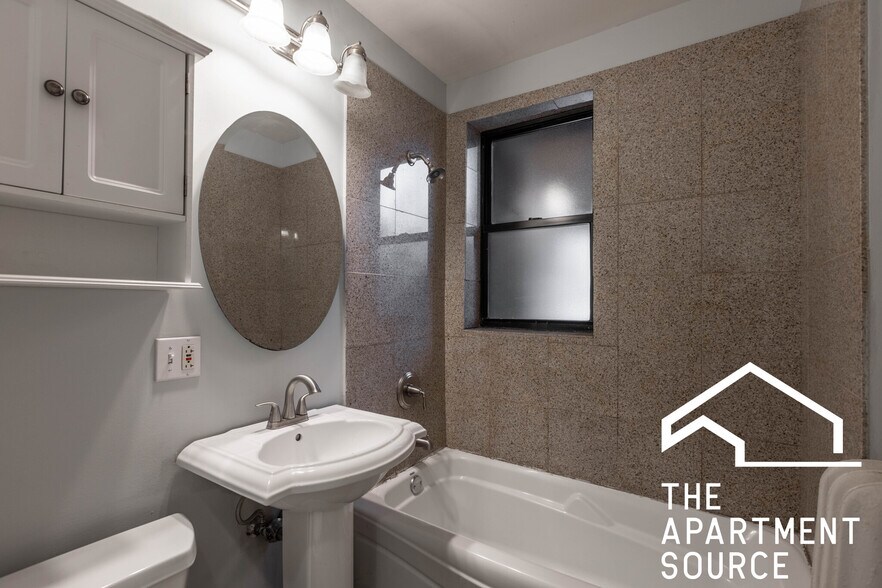 Building Photo - 742 W Addison St